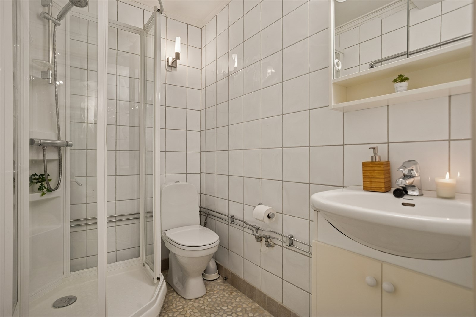 Baderommet har vannrør i kobber og plastavløp, uten registrerte avvik på vanntrykk eller avrenning. Galleribilde