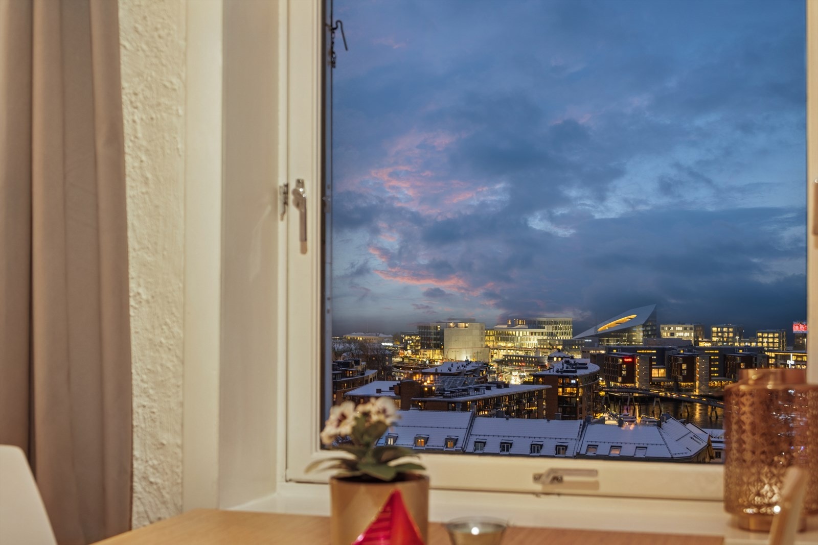 Leiligheten ligger i tredje etasje og har en praktisk planløsning. Galleribilde