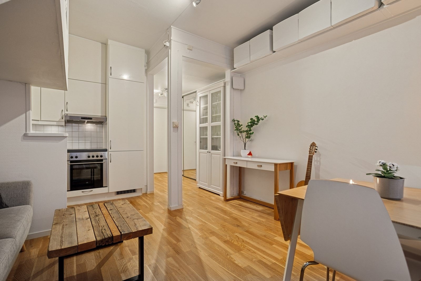 Stue og kjøkken er ca 16 m² til sammen. Galleribilde