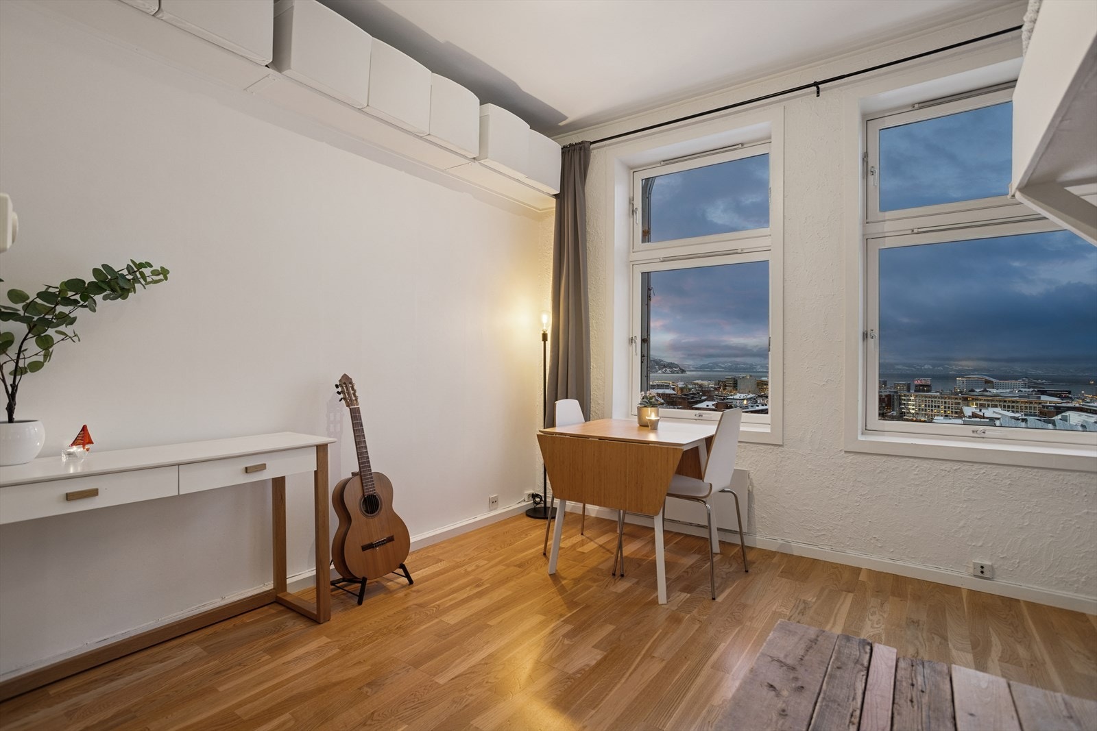 Den gode takhøyden gir muligheter for å lagre i høyden. Med leiligheten følger det en stor bod på ca. 4 kvm, samt en ekstra bod på omtrent 2 kvm i loftsetasjen. Galleribilde