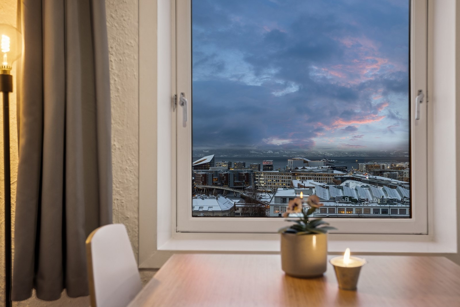 Fantastisk utsikt over byen og fjorden - en sjelden kvalitet i denne prisklassen Galleribilde