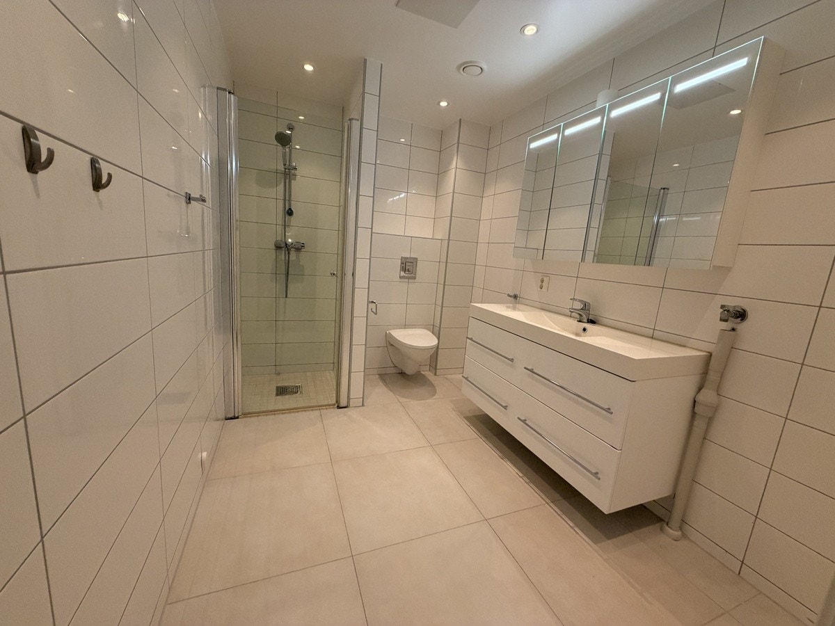 Moderne og romslig bad Galleribilde