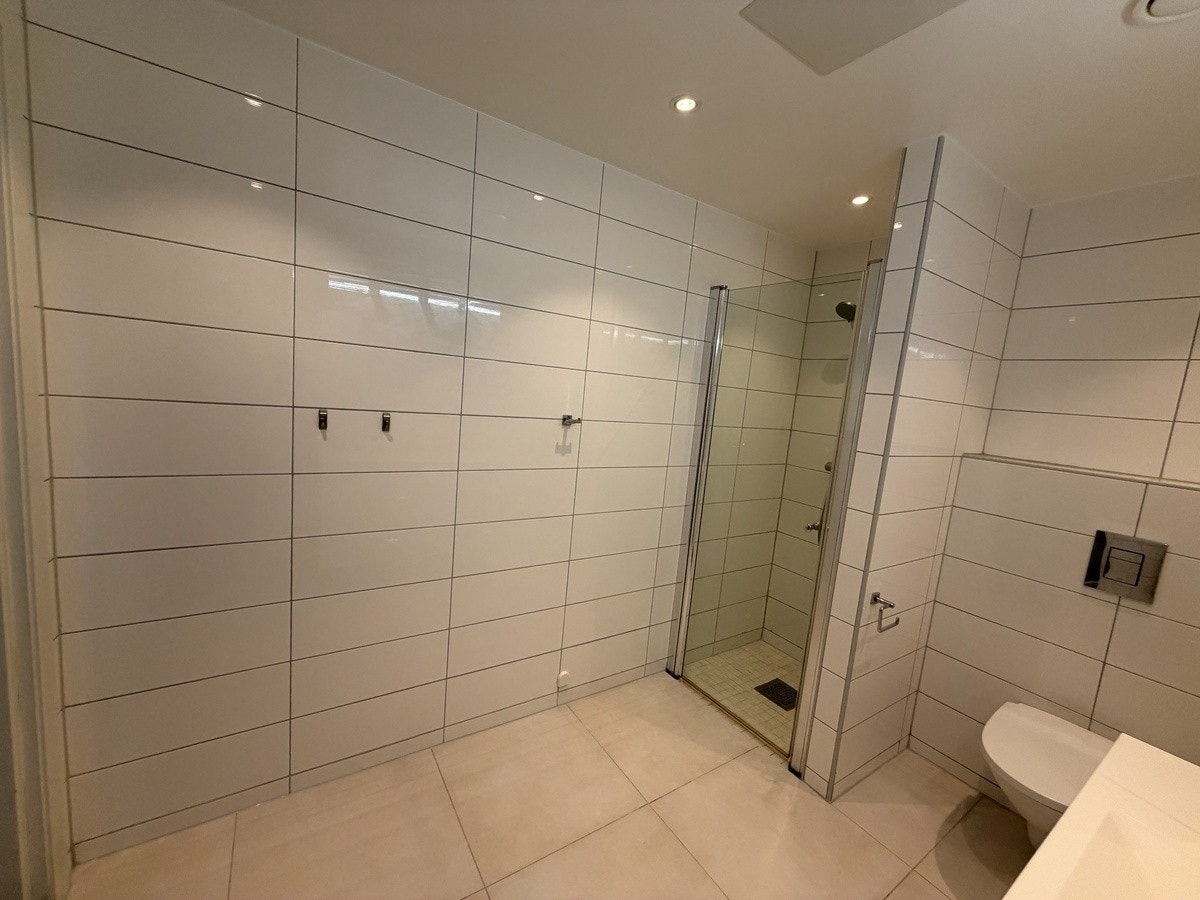 Moderne og romslig bad Galleribilde