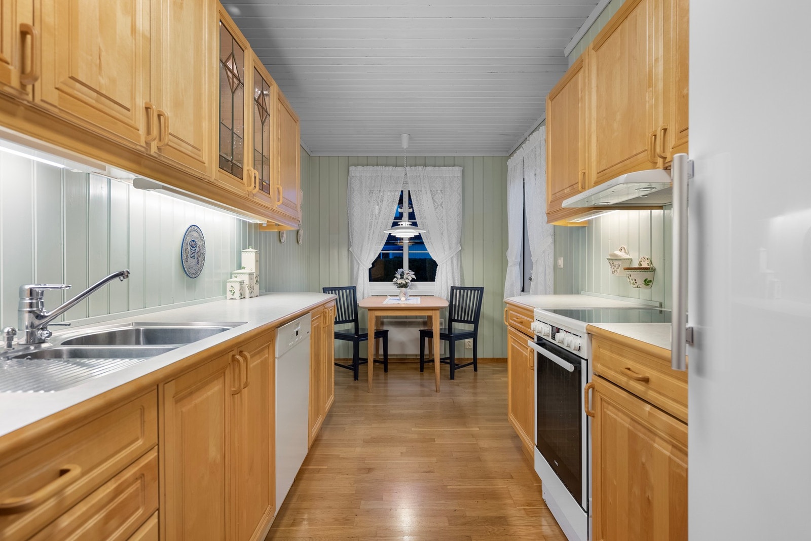 Kjøkken med spiseplass Galleribilde