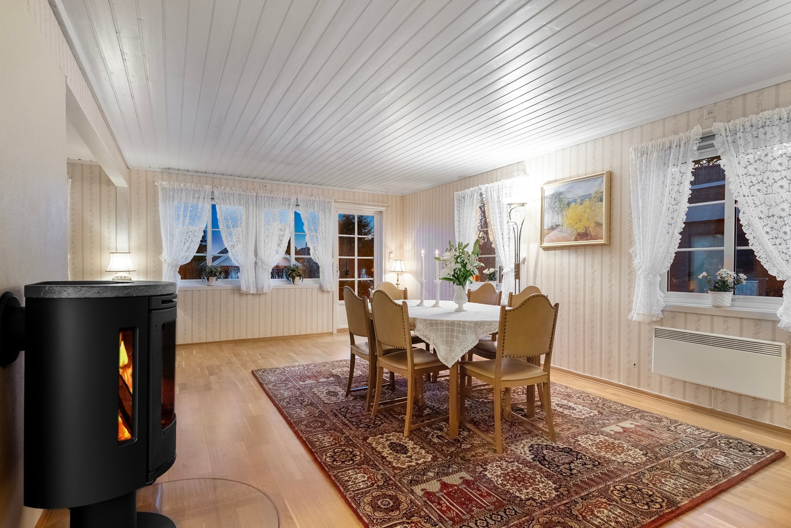 Vedovn i stue og utgang til nydelig hage Galleribilde