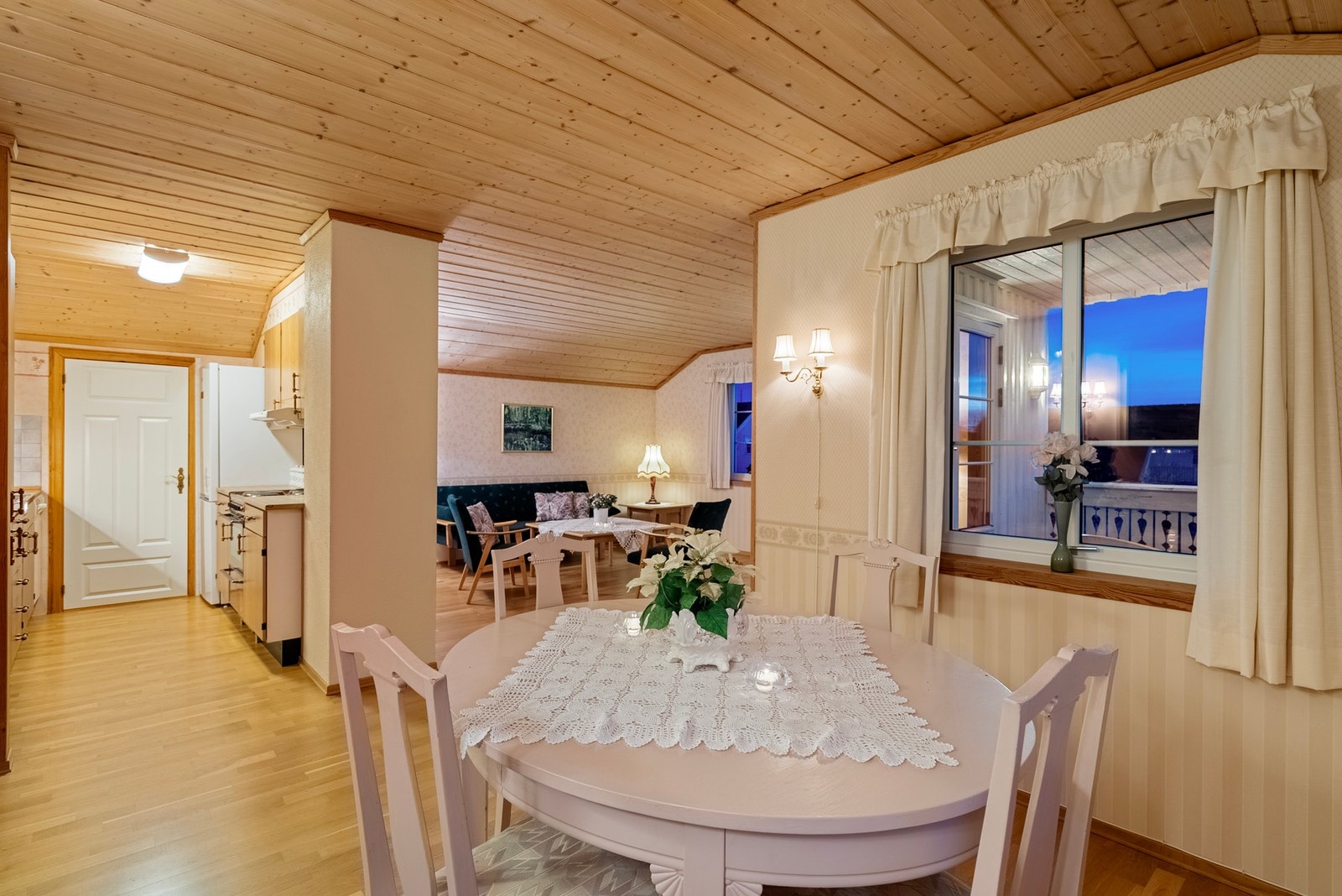 Spisestue i tilknytning til kjøkken Galleribilde