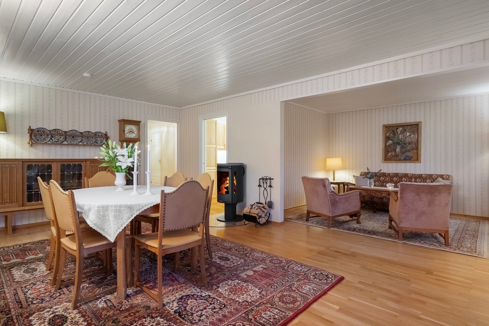 Stue med god plass for spisestue og salong Galleribilde