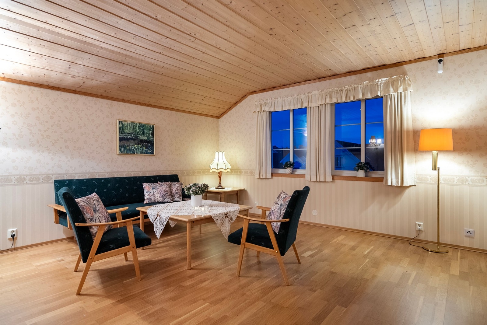 Romslig stue med utgang til balkong Galleribilde