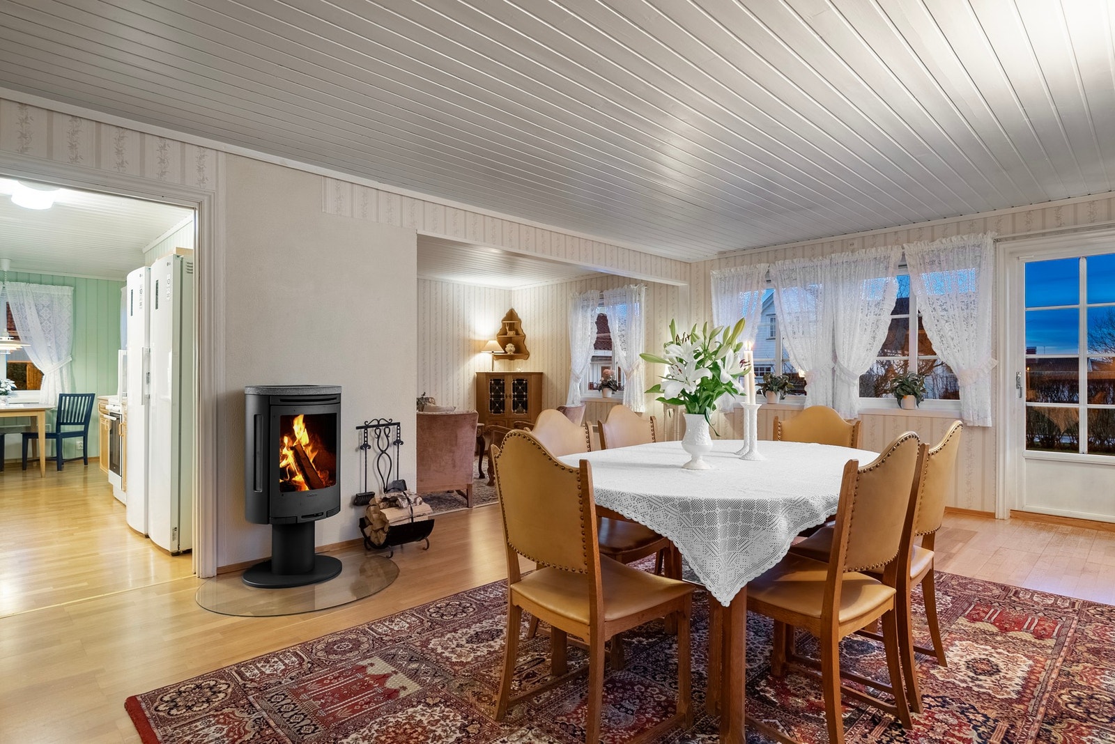 Spisestue i tilknytning til kjøkken Galleribilde