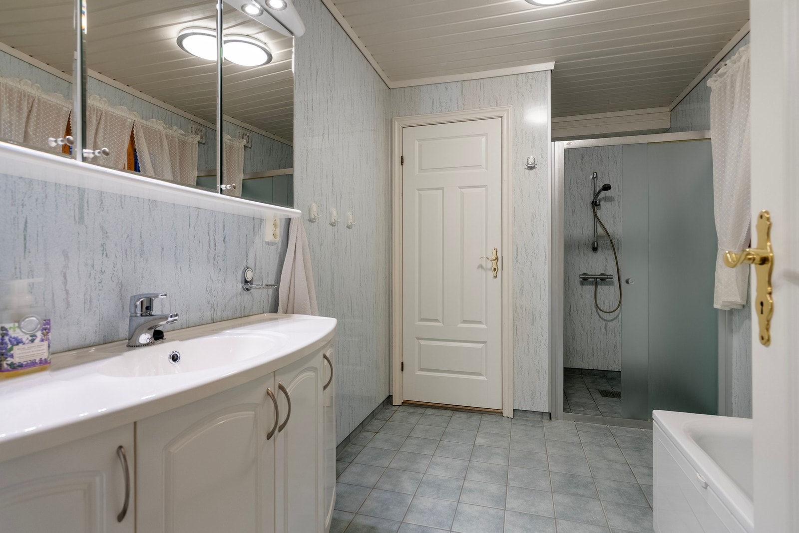 Badet har både dusj og badekar Galleribilde