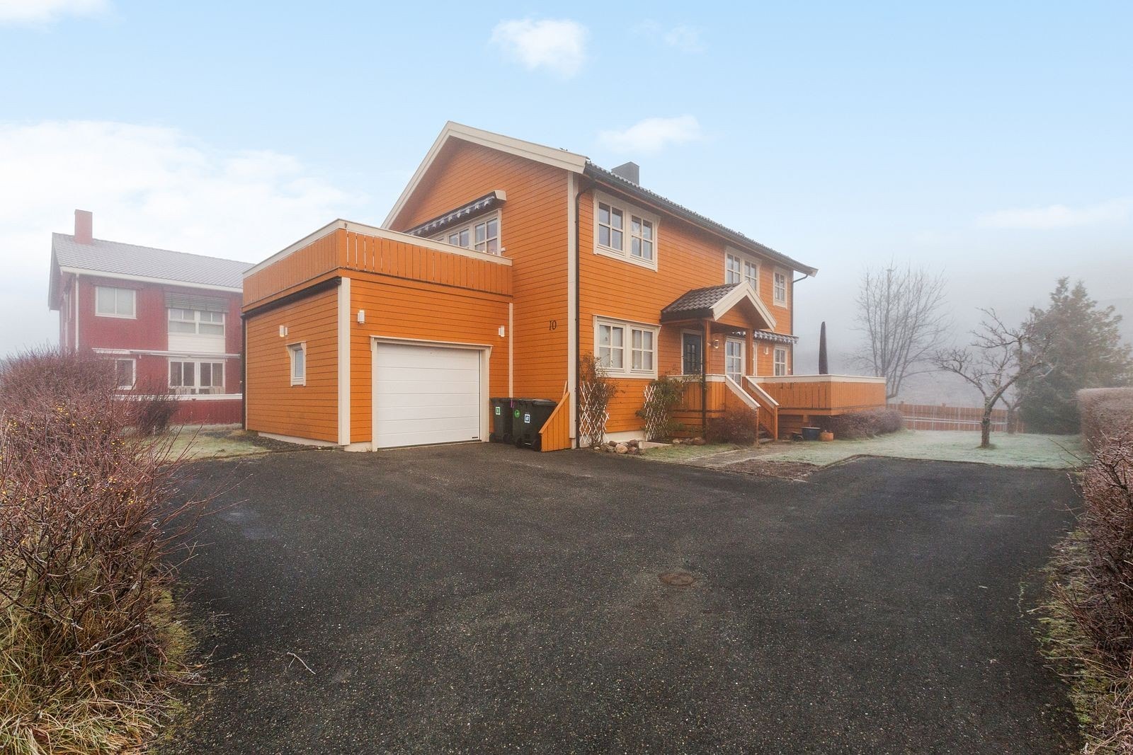 Leilgheten har inngang fra baksiden av huset - Oppstillingsplass for bil medfølger Galleribilde