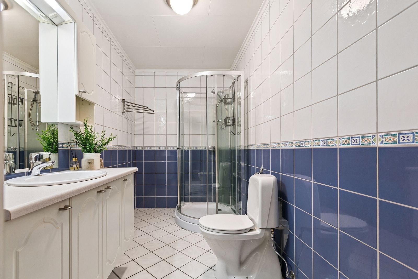 Flislagt bad med dusjkabinett - Vaskerom separat Galleribilde