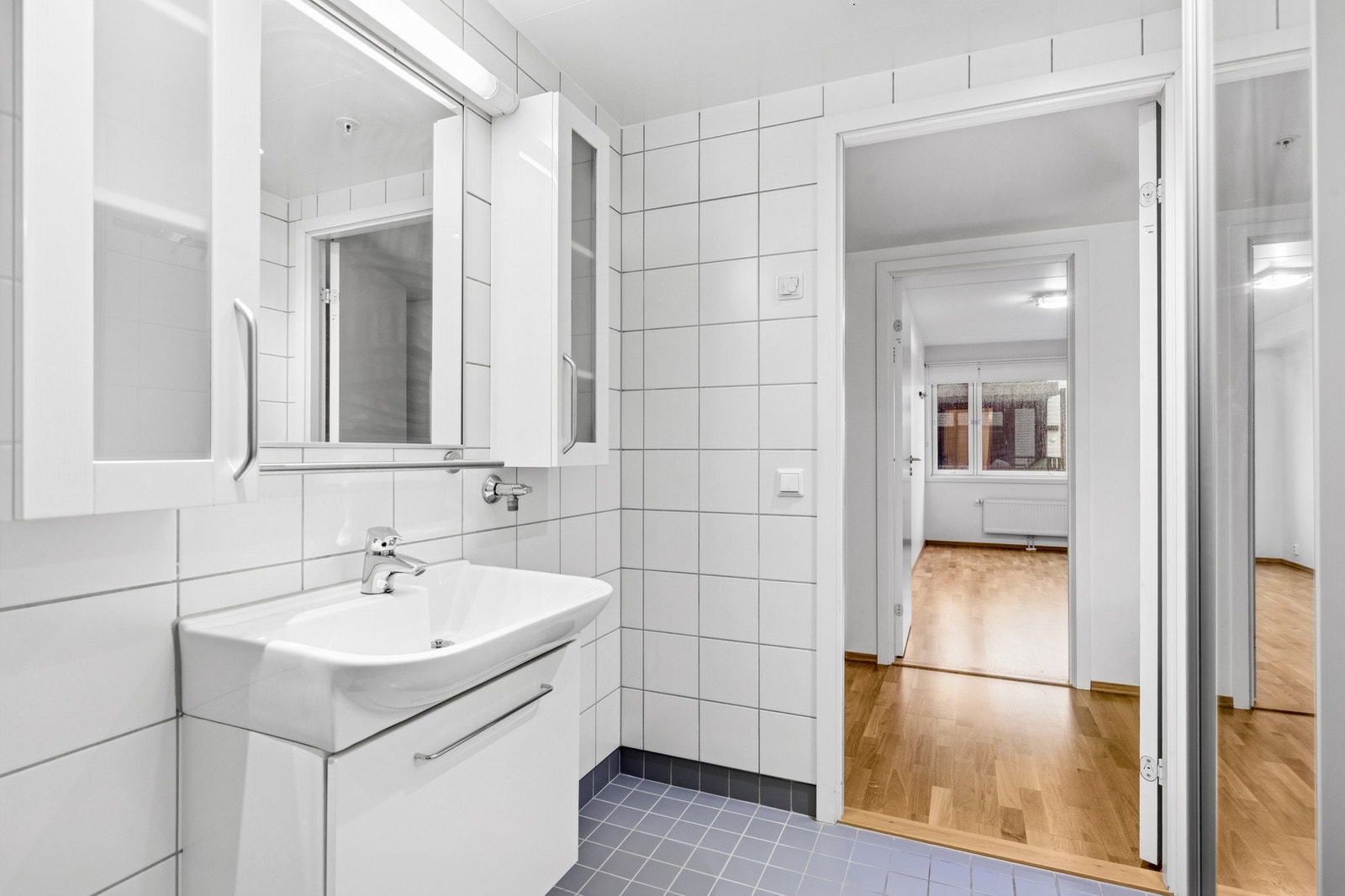 Baderommet er prefabrikert fra byggeår og fremstår som funksjonelt og pent. Galleribilde