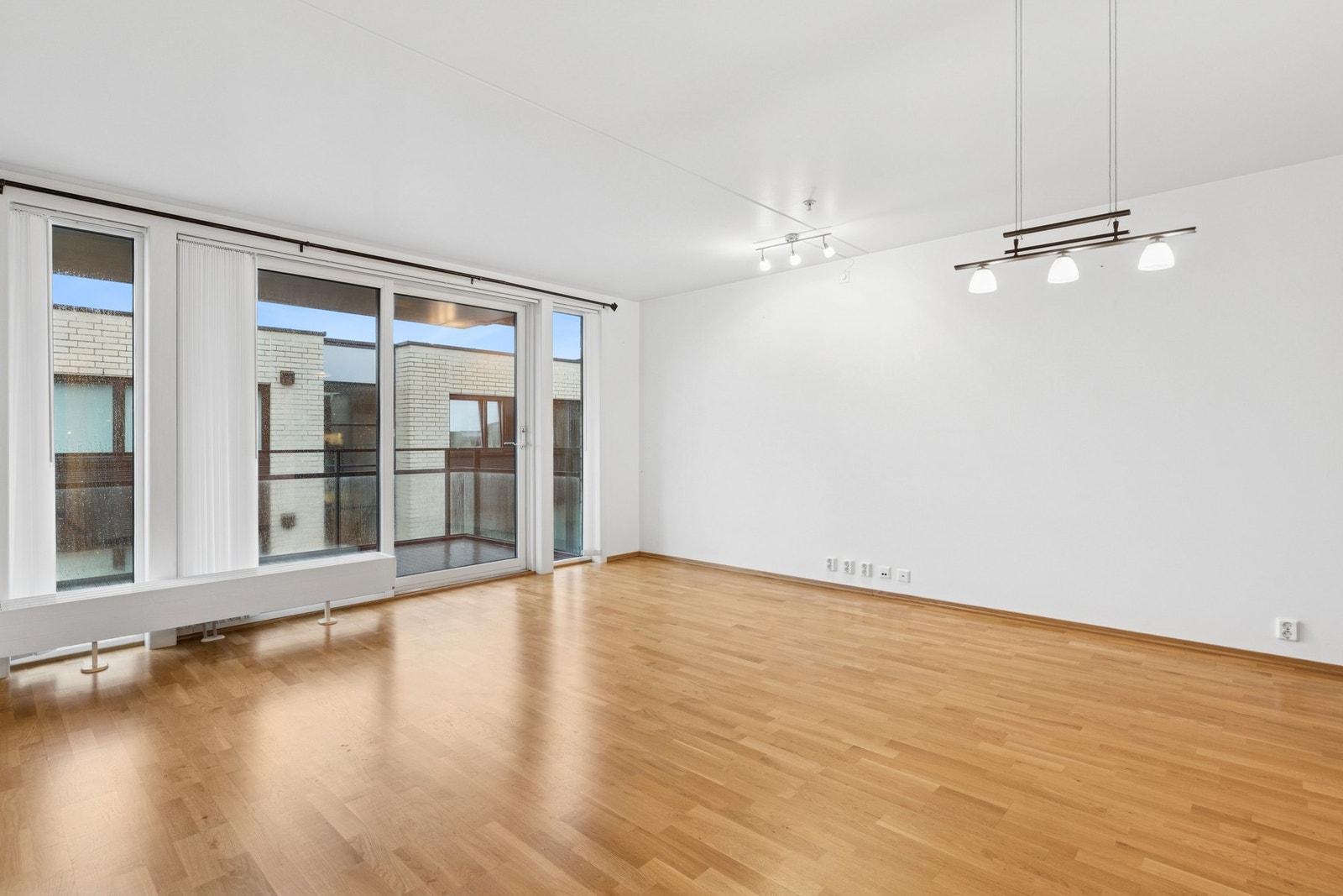 Leiligheten har balansert ventilasjon og oppvarming via radiatorer og gulvvarme, som bidrar til et godt inneklima og jevn varme. Galleribilde