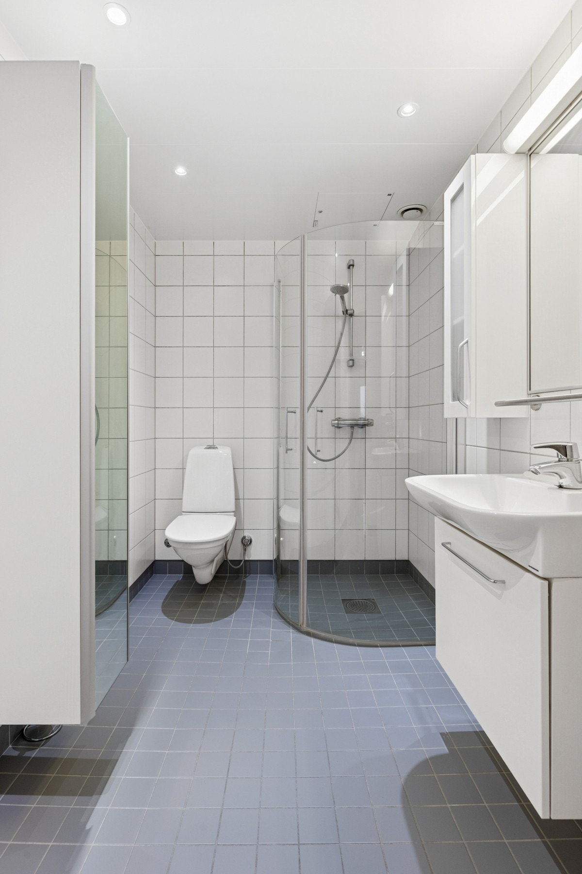 Baderommet er utstyrt med flislagt gulv med varmekabler og flislagte vegger. Galleribilde