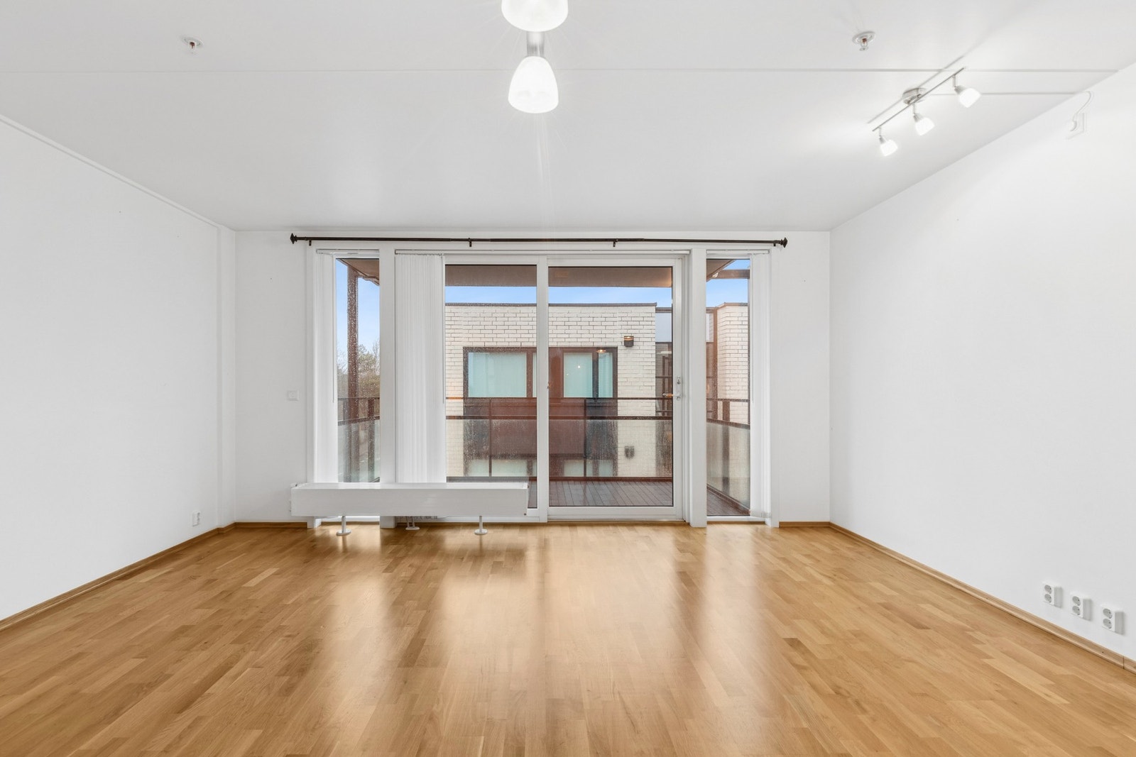 Store vindusflater gir godt med naturlig lys. Galleribilde