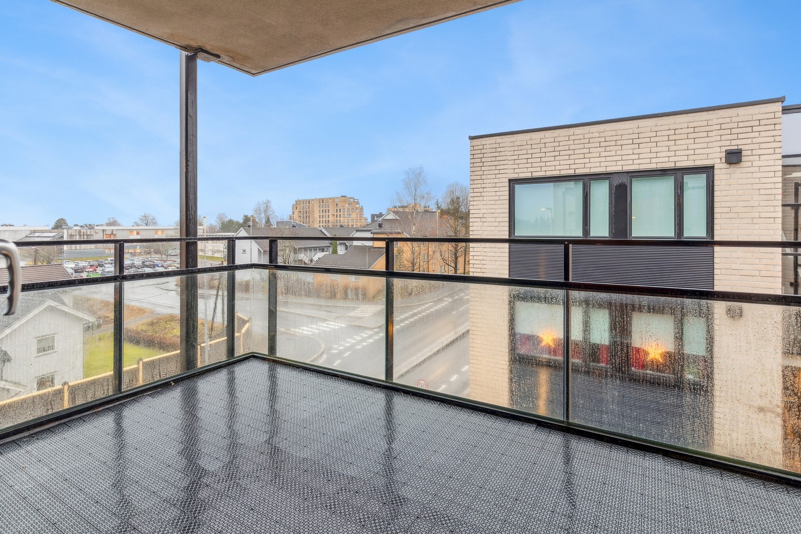 Leiligheten har en praktisk planløsning med entré, stue og kjøkken i åpen løsning, to soverom, flislagt baderom og innvendig bod. Galleribilde