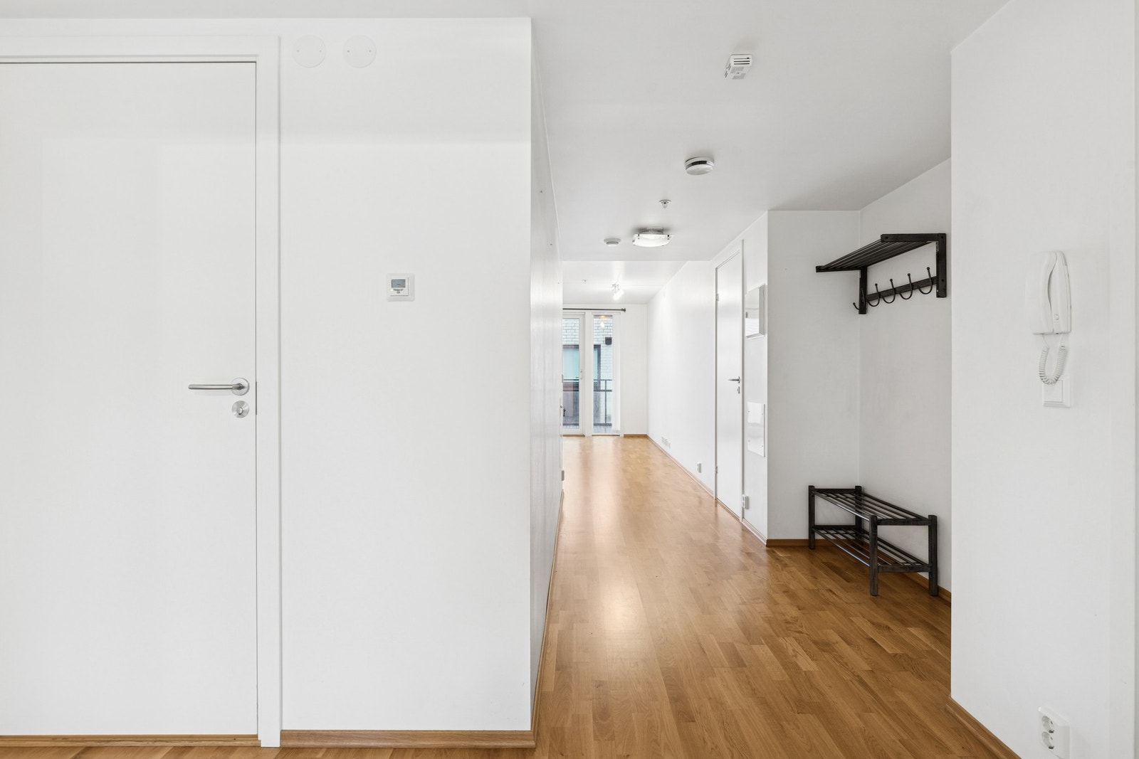 Leiligheten ønsker deg velkommen med en lys og innbydende entrè. Galleribilde