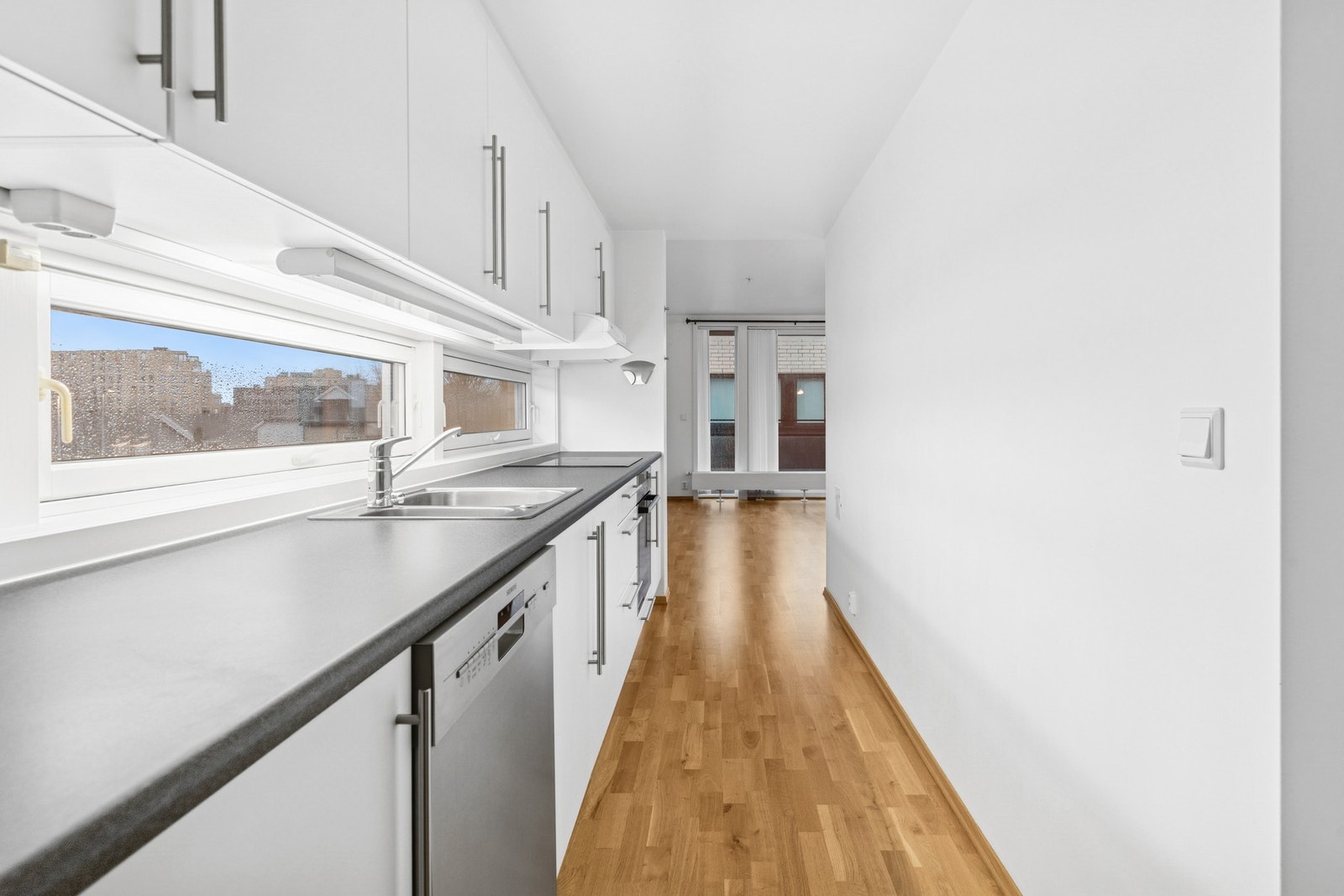 Benkeplate mellom benk og overskap gir godt med naturlig lys. Galleribilde