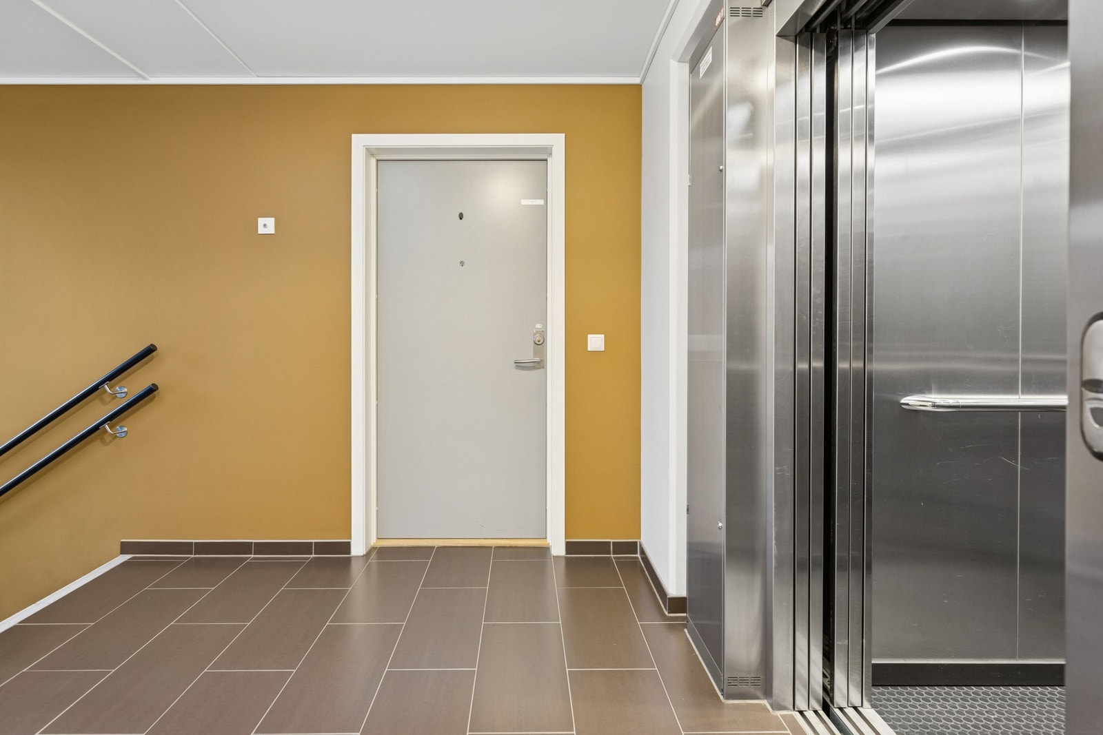 Heis i trappegang. Galleribilde