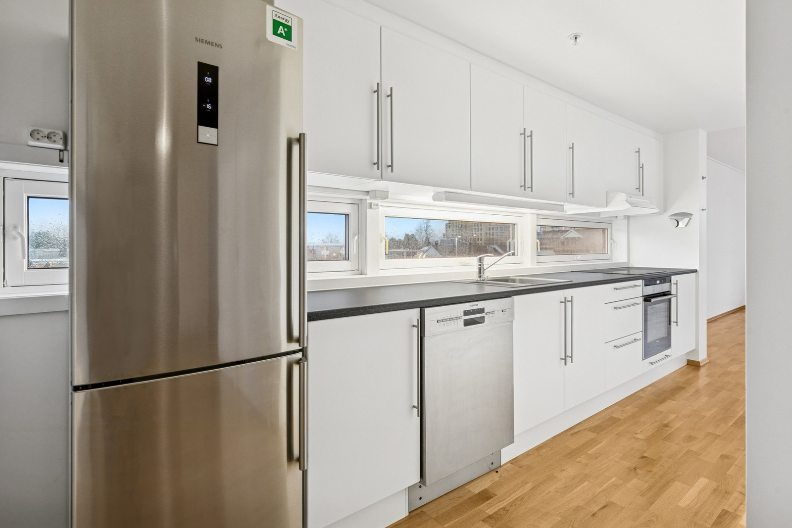 Her er det god skap- og benkeplass, induksjonstopp, stekeovn og oppvaskmaskin, samt belysning under overskap. Galleribilde