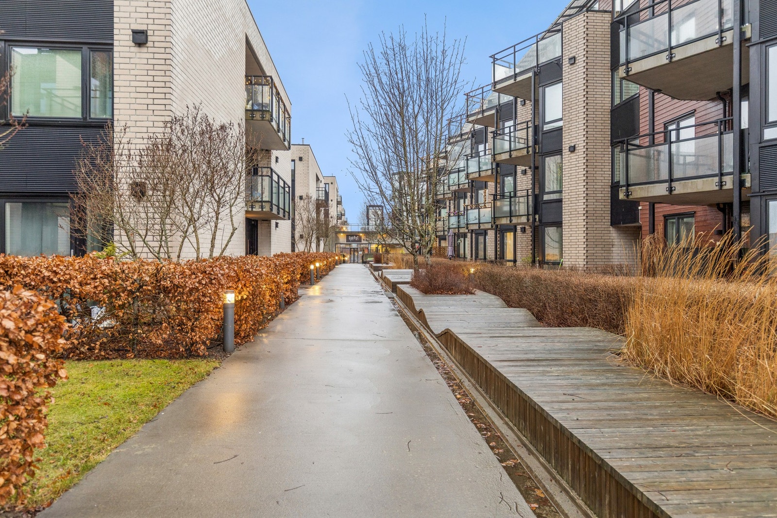 Leiligheten har inngangsparti fra 3.etasje og garajsekjeller. Galleribilde