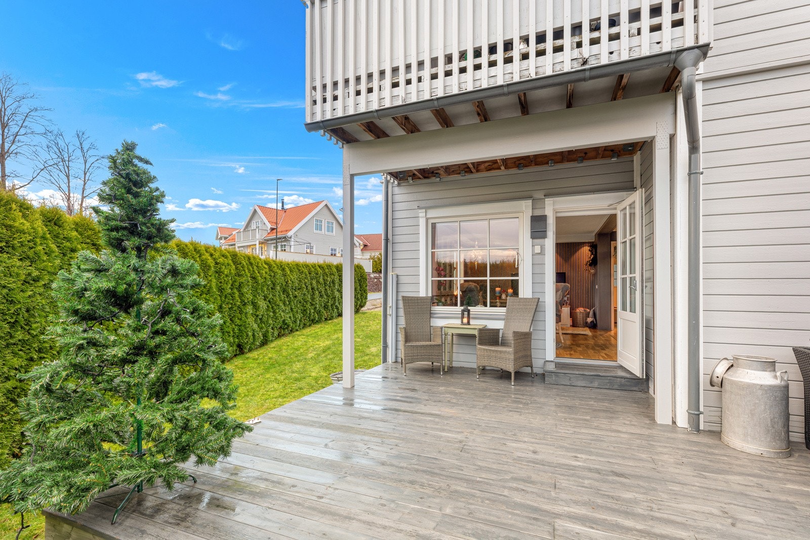 Stor terrasse for sene sommerkvelder. Galleribilde