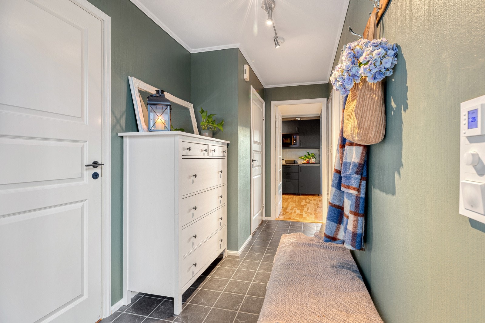 Gang, døren inn til venstre er til bod. Galleribilde