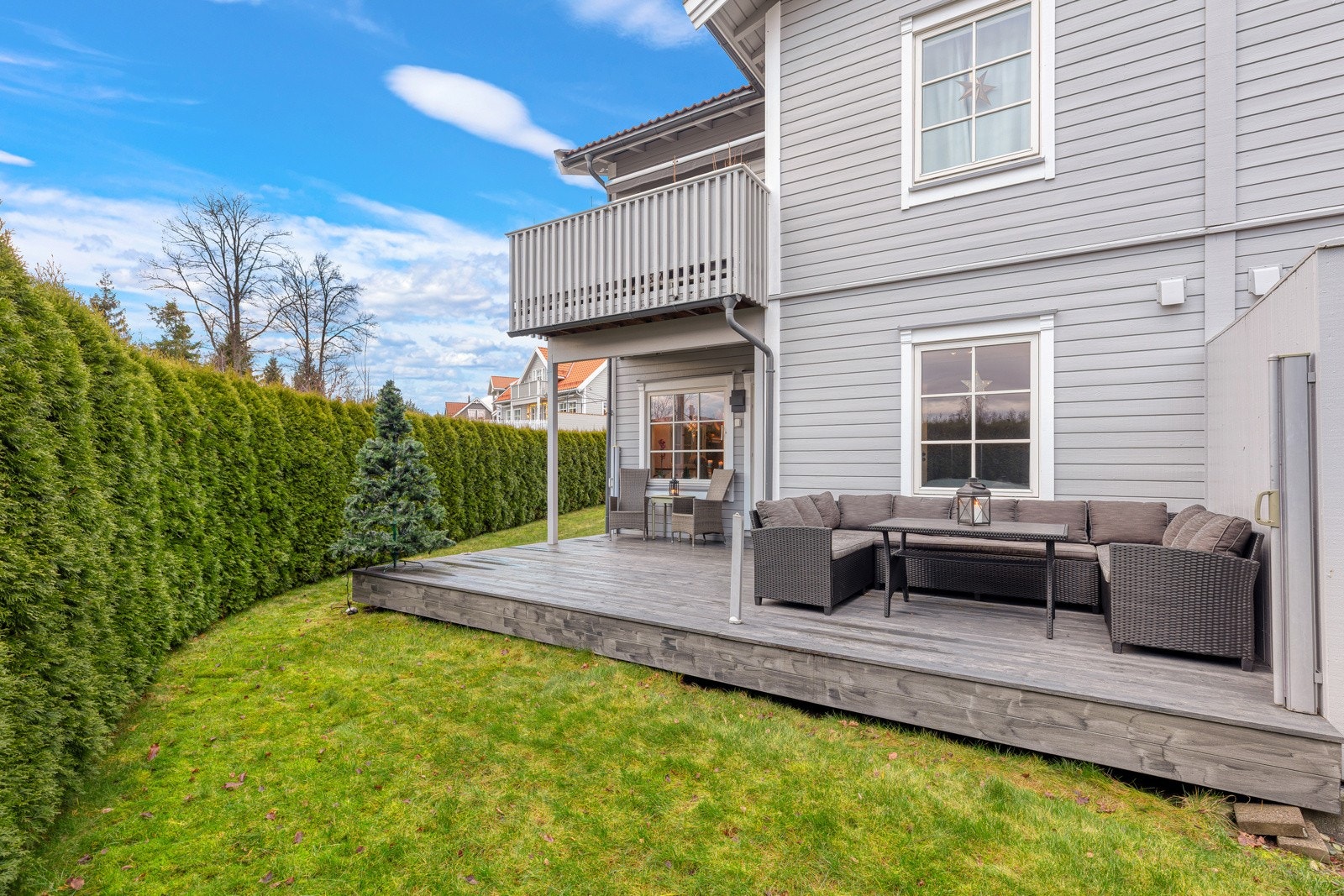 Usjenert uteplass som er fint skjermet av hekk. Galleribilde