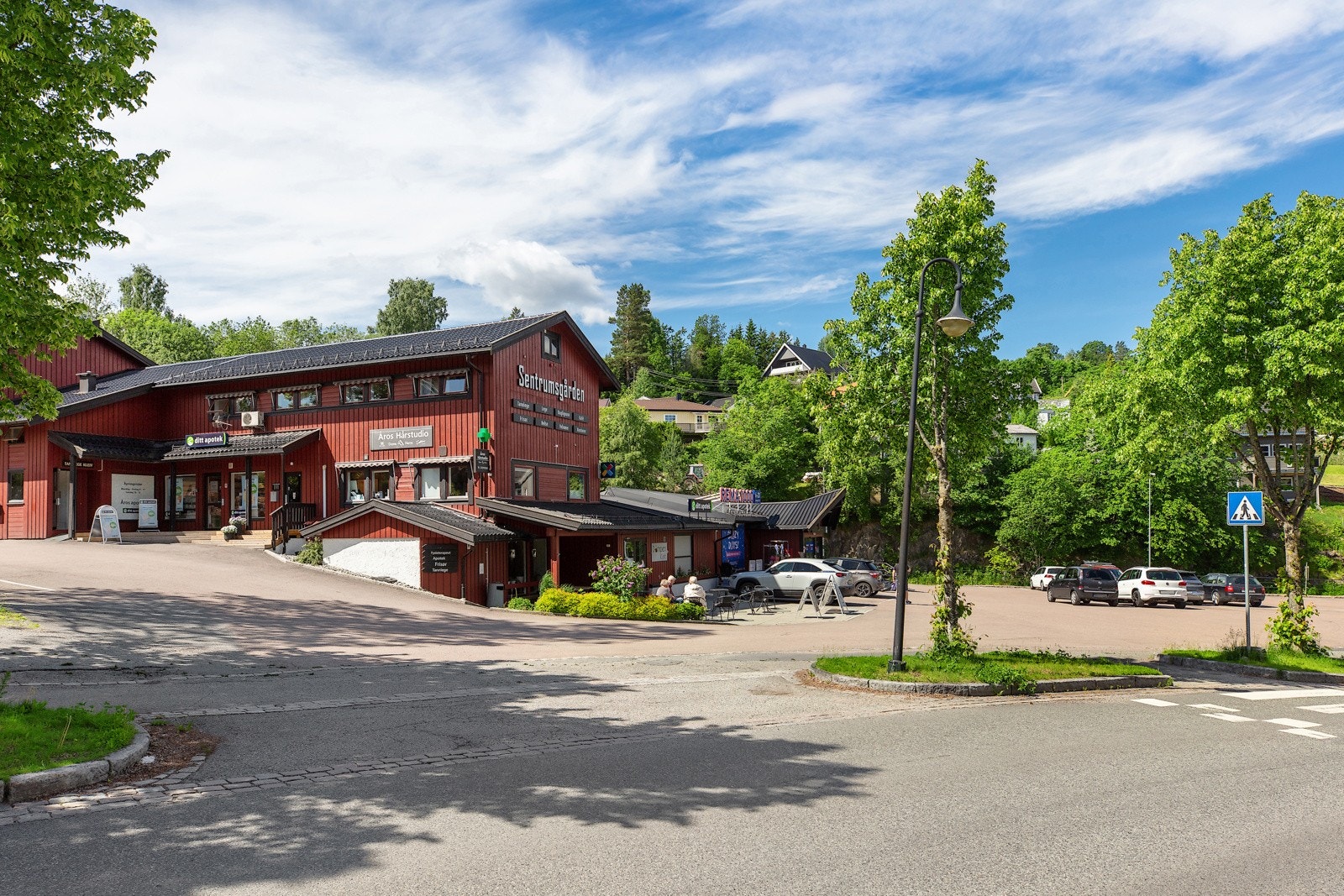 Sentrumsgården i Åros, her er det Rema 1000 butikk, cafe, frisør, Apotek, legesenter, tannlege, fotpleie osv. Galleribilde