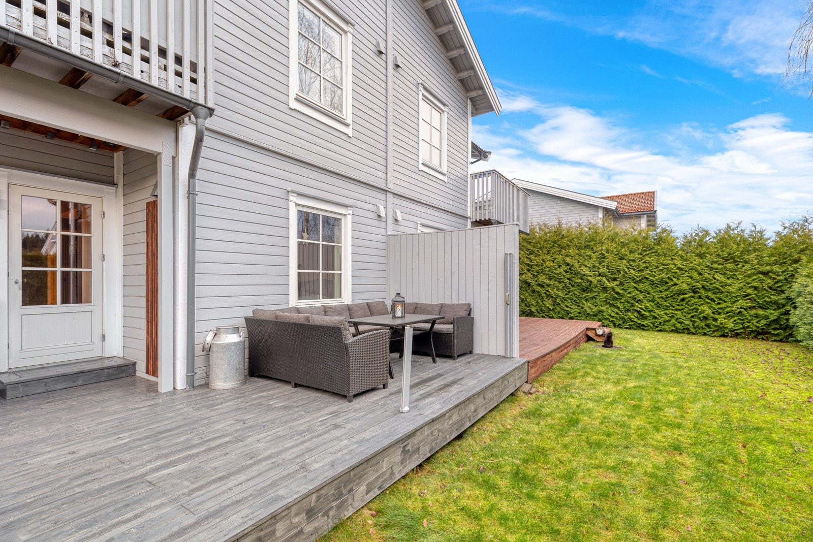 Stor skjermet terrasse. Galleribilde