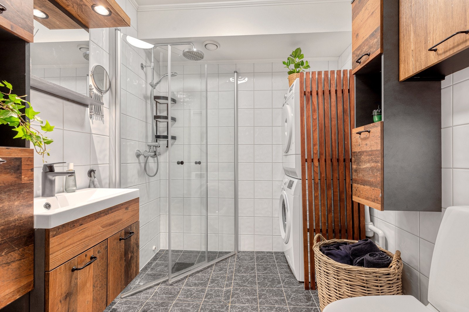 Lekkert flislagt bad/wc med varme i gulv, dusjvegger og opplegg for vaskemaskin og tørketrommel. Galleribilde