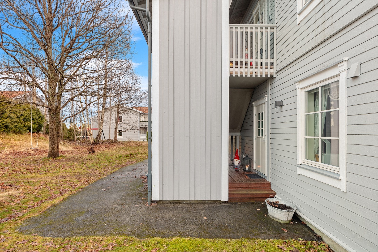 Eget inngangsparti, med bod til venstre og inngangsdør til høyre. Galleribilde