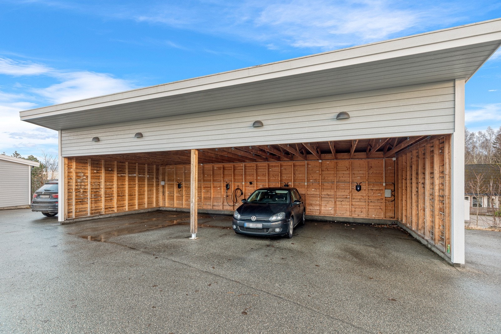 Carport med el bil lader Galleribilde