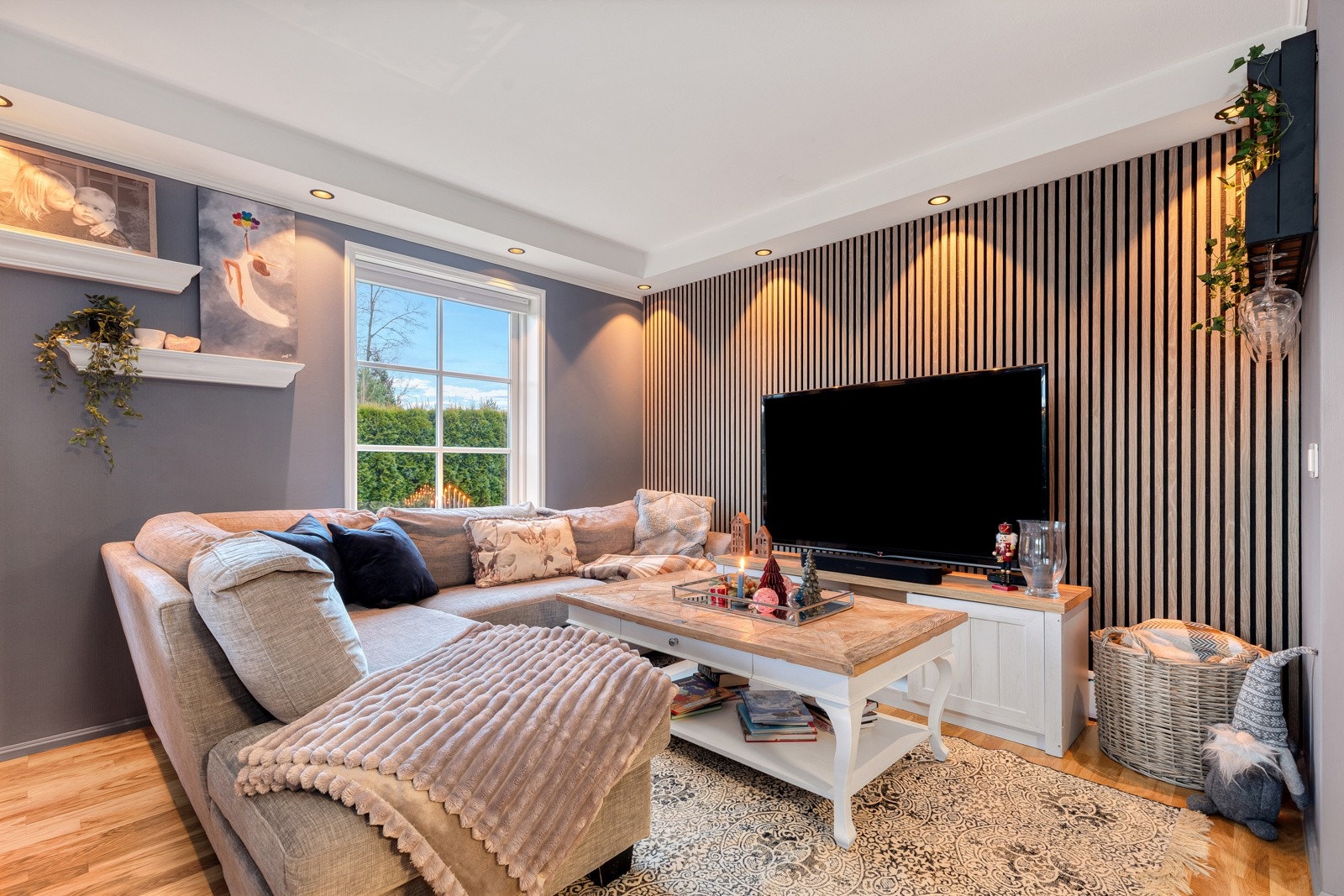 Lun og trivelig stue, downlights i taket gir en stemningsfull belysning Galleribilde