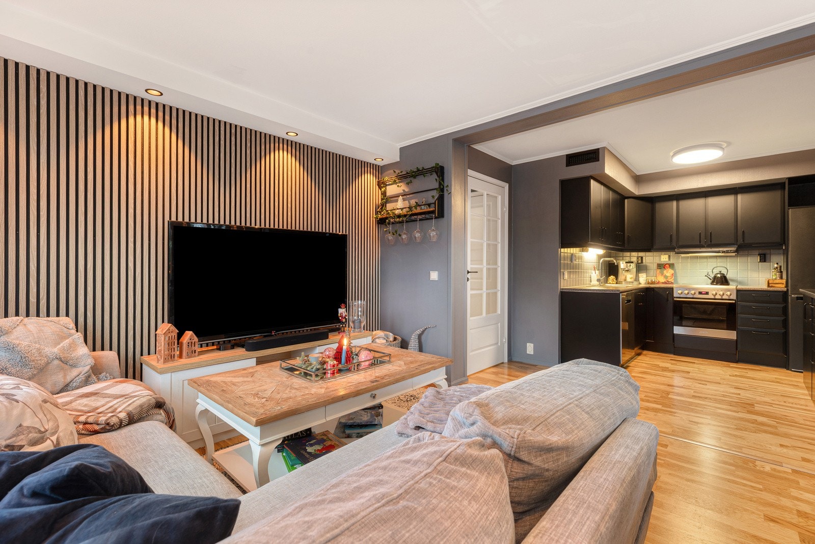 Stue og kjøkken. Galleribilde