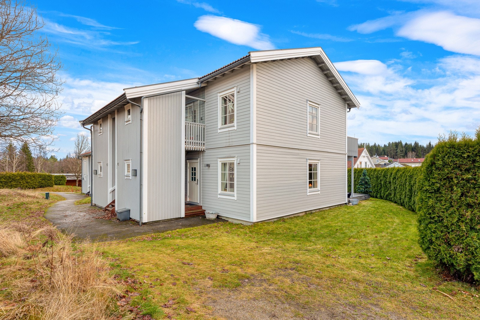 Fasaden sett fra inngangssiden og uteareal Galleribilde