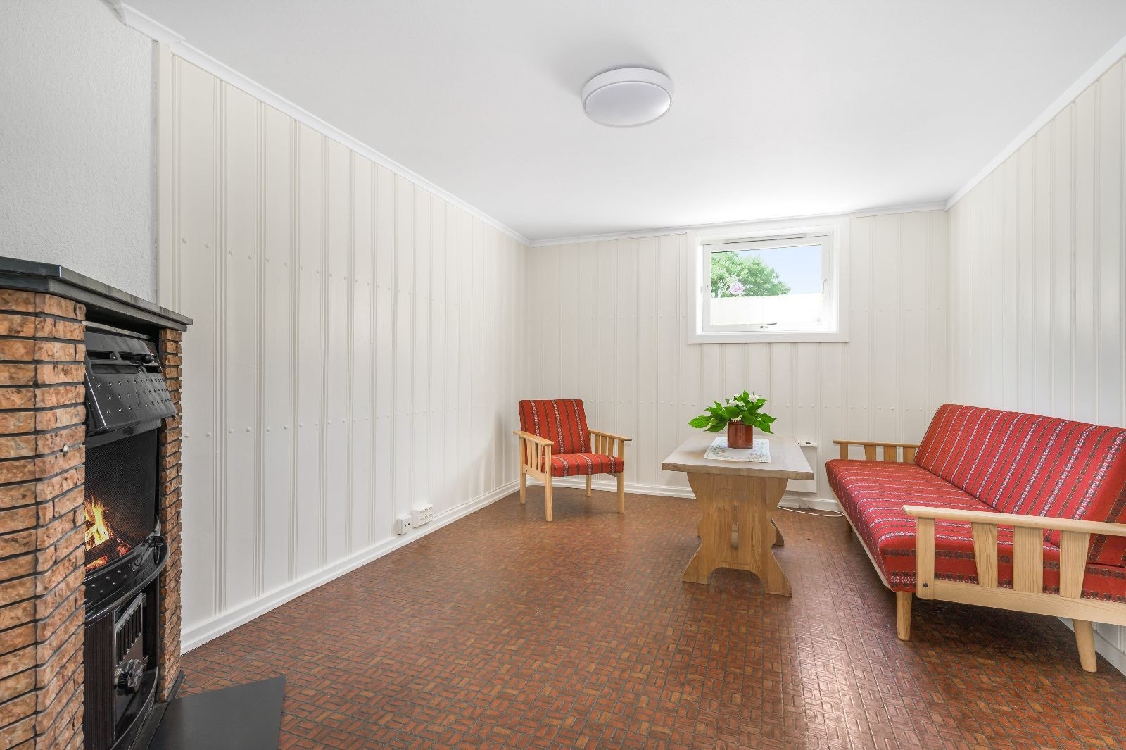 Stue med koselig peis og plass til sofagruppe Galleribilde