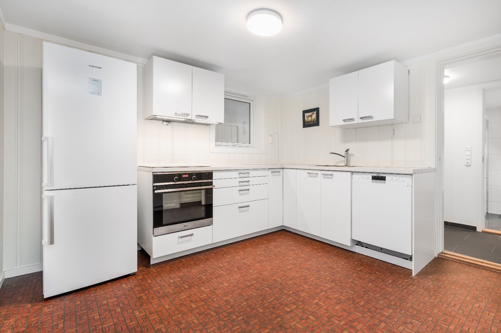 Nytt kjøkken med hvitevarer og plass til kjøkkenbord Galleribilde