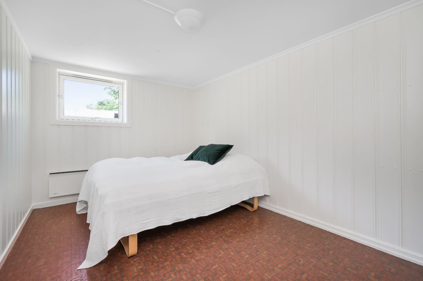 Lyst soverom med plass til dobbeltseng og garderobeskap Galleribilde