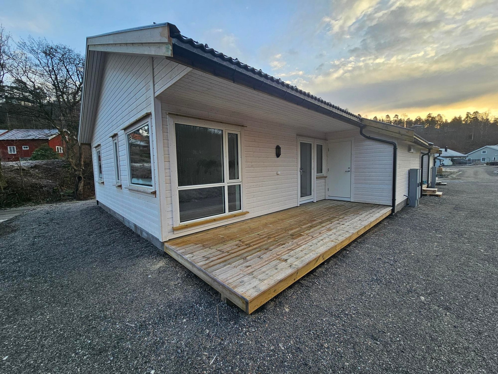 Delvis overbygget terrasse Inngang til utebod fra terrassen. Galleribilde