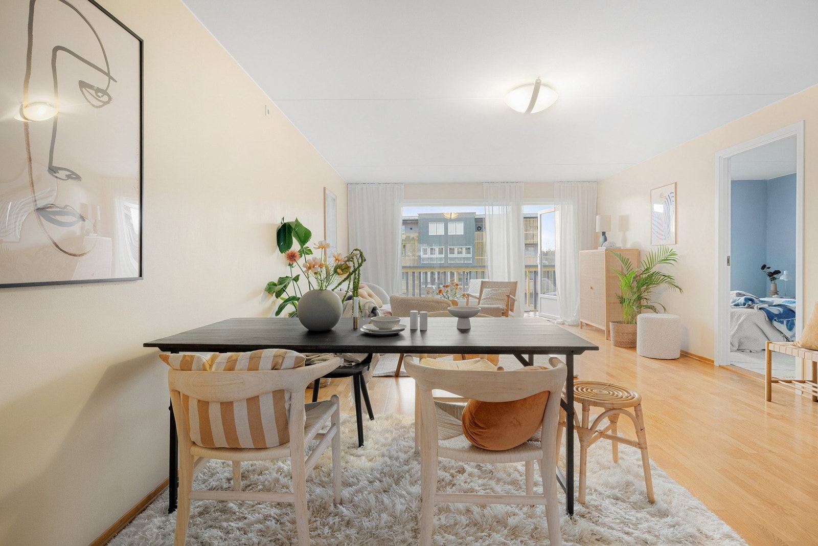 - Det er god plass til et store spisebord - Galleribilde