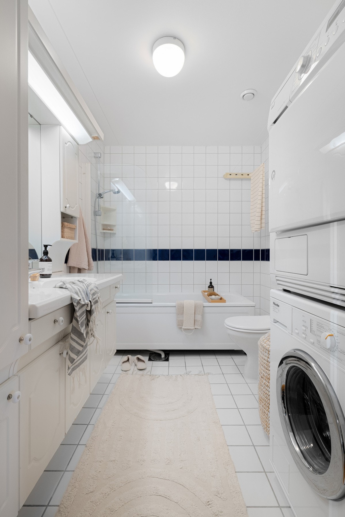 - Det er opplegg for vaskemaskin med plass til tørketrommel over - Galleribilde