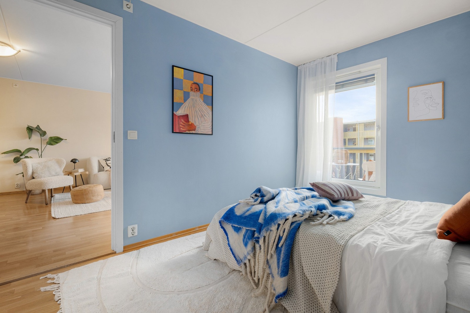 - Soverommene ligger i hver sin ende av boligen - Galleribilde