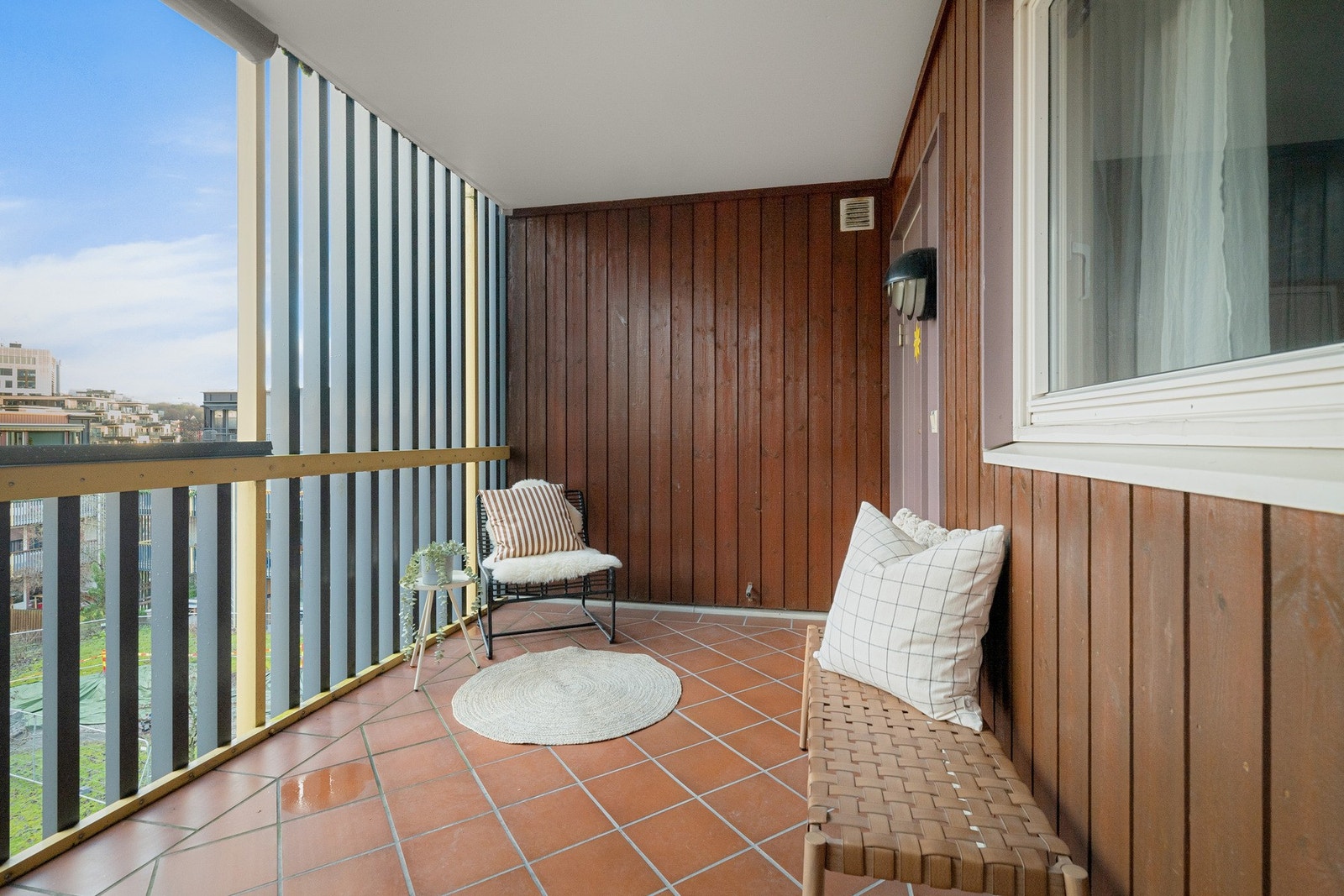 - Utenfor har du tilgang til svalgang som er en del av fellesarealet - Galleribilde