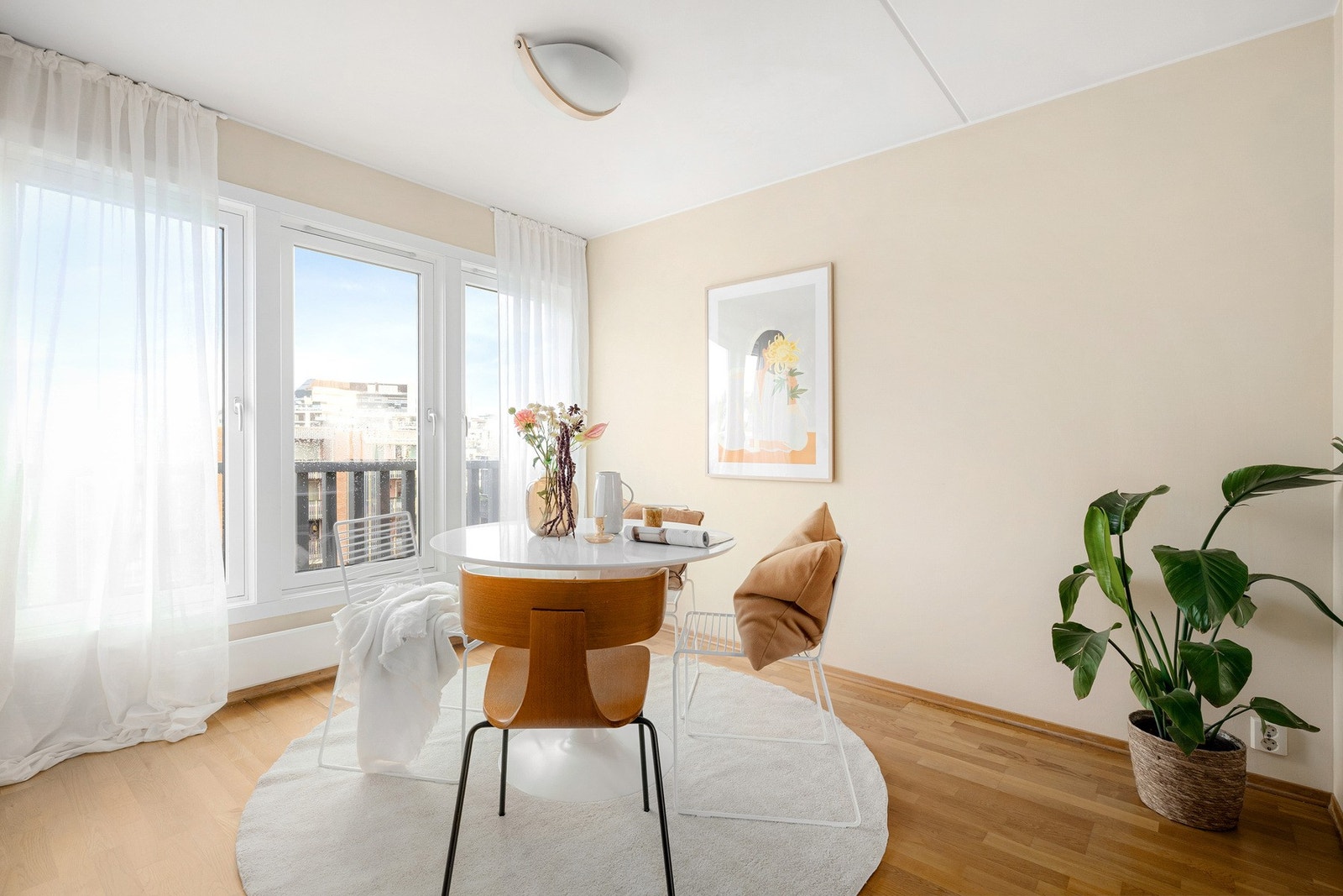 - Det er plass til et større spisebord om ønskelig - Galleribilde