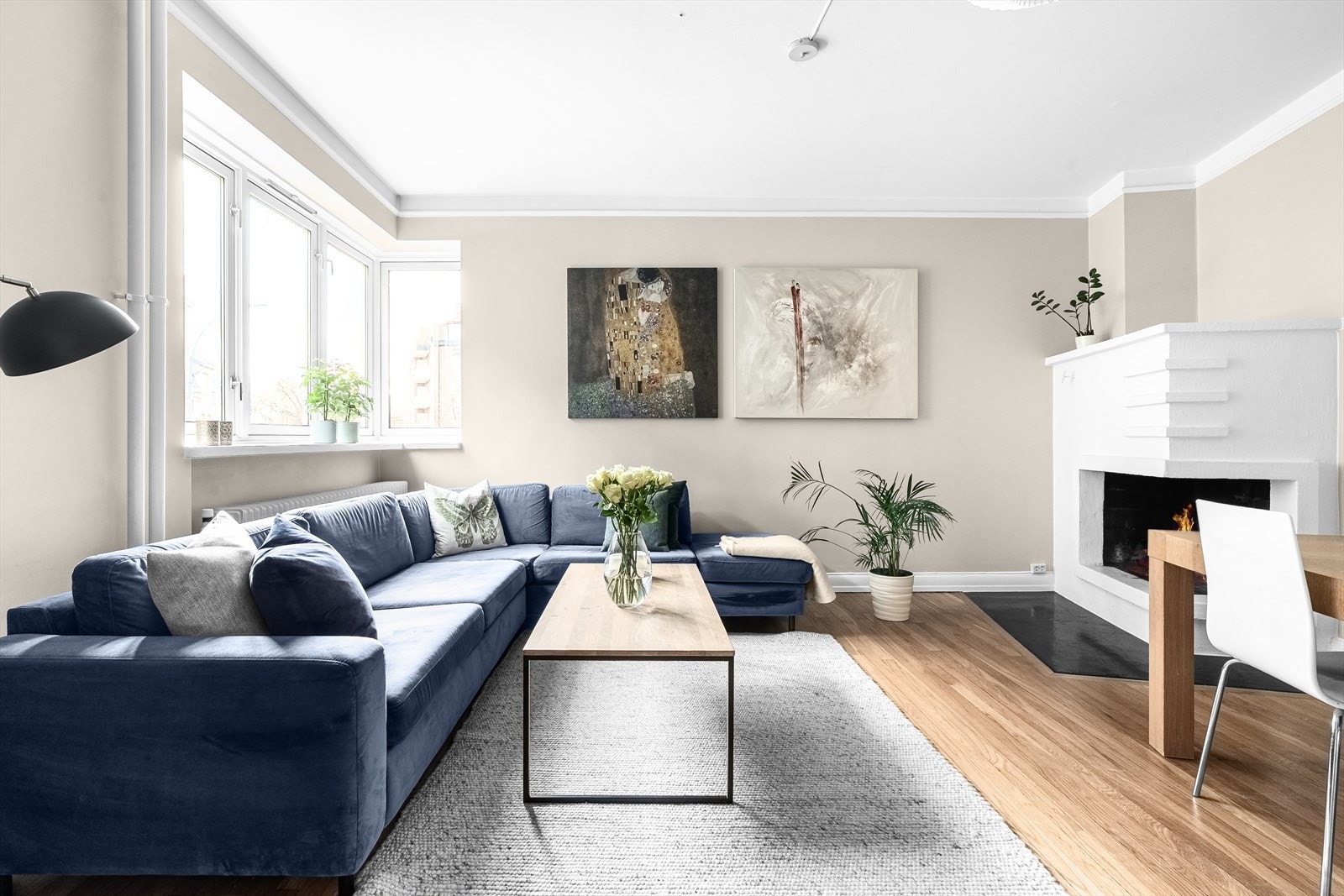 Store vindusflater gir godt med naturlig lys til stuen. Galleribilde