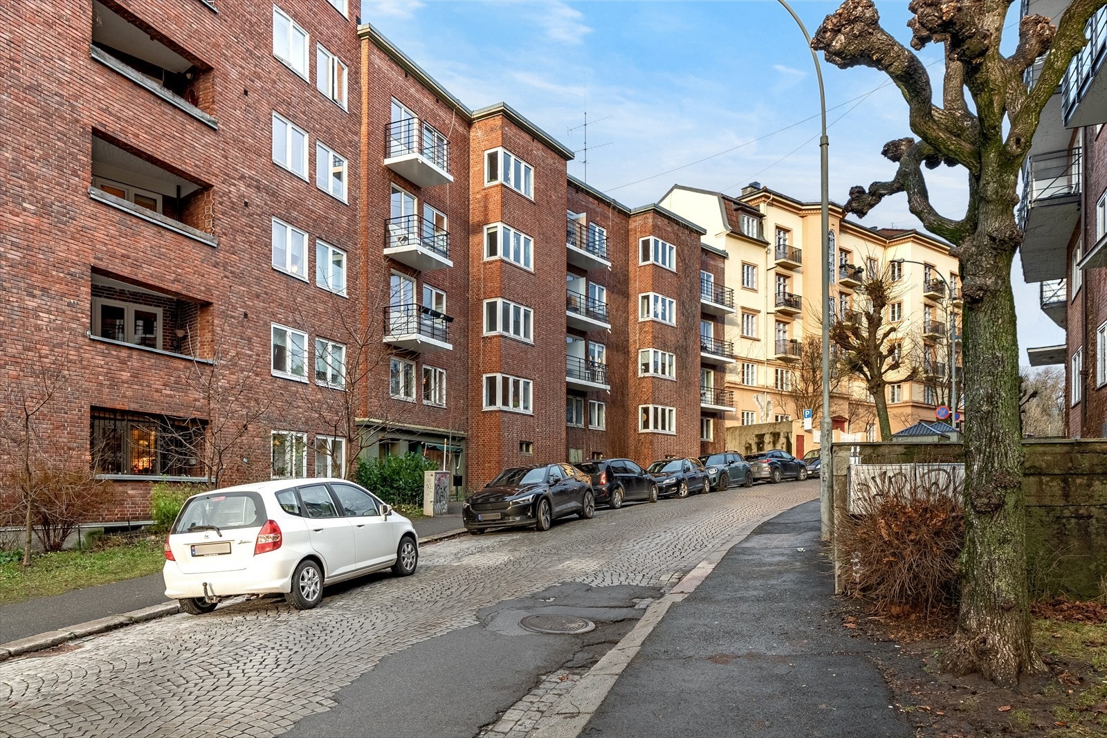 Bygården fra 1934 har klassiske teglfasader og er beliggende i et veletablert område med kort vei til "alt". Galleribilde