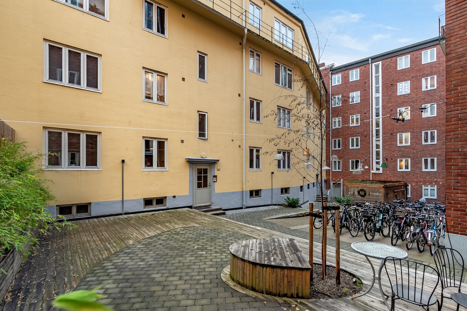 Bakgården har sittegrupper og beplantning. Galleribilde