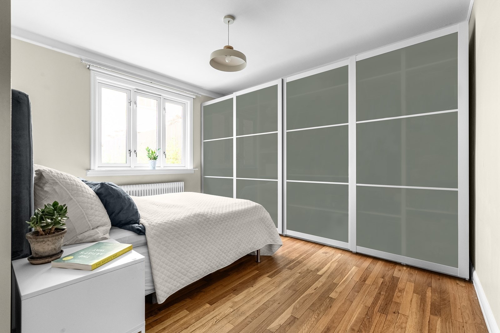 Hovedsoverom med skyvedørsgarderobe. Galleribilde